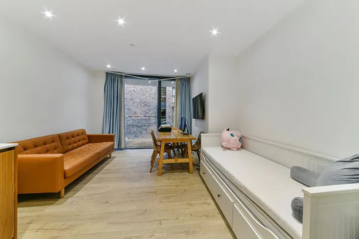 Flat Piazza Walk in Greater London