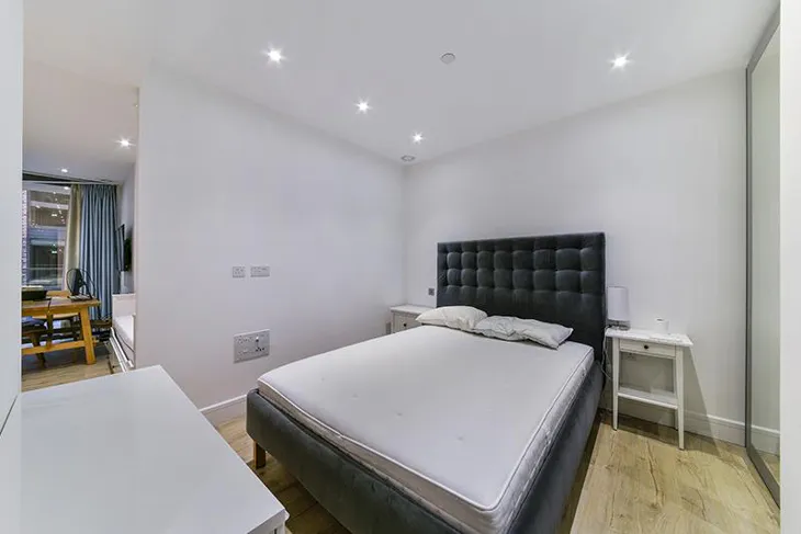Flat Piazza Walk in Greater London