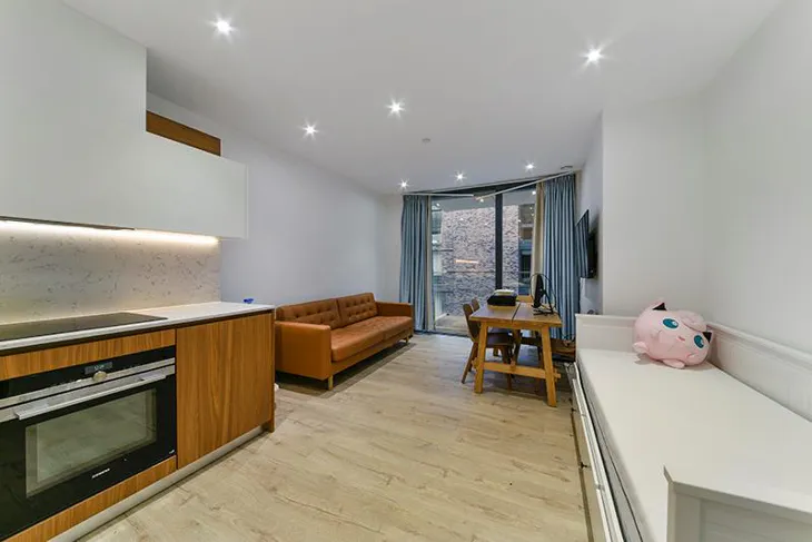 Flat Piazza Walk in Greater London