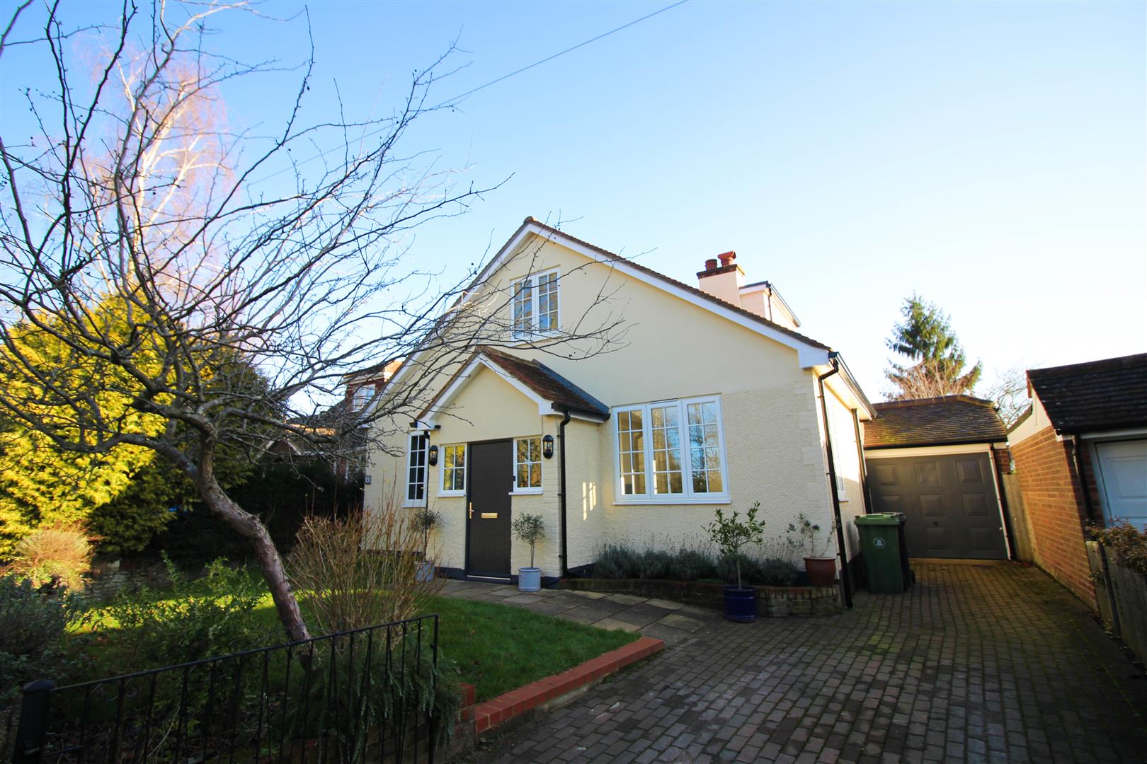 House Red Lion Road in Surrey Heath
