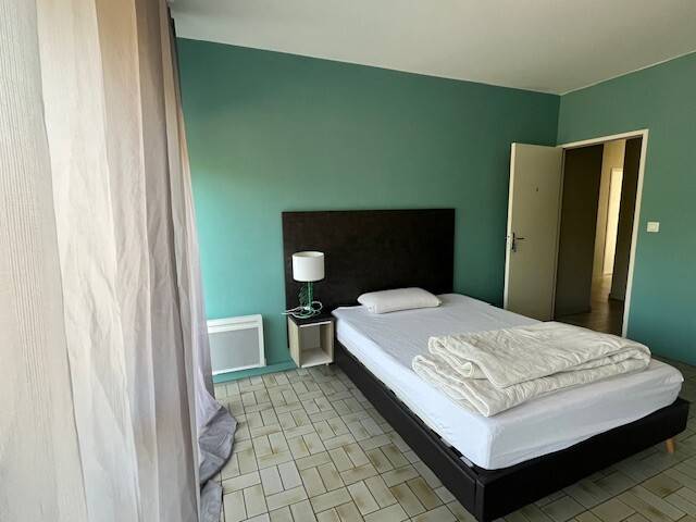 Room Rue des Treilles in Libourne