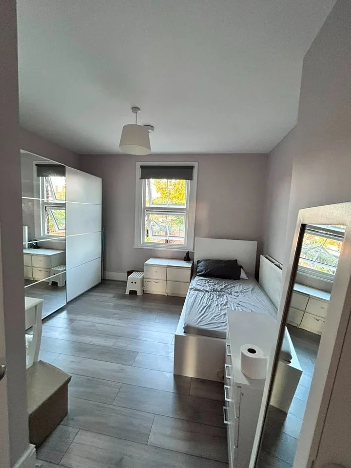 Flat Ellerton Road in Greater London