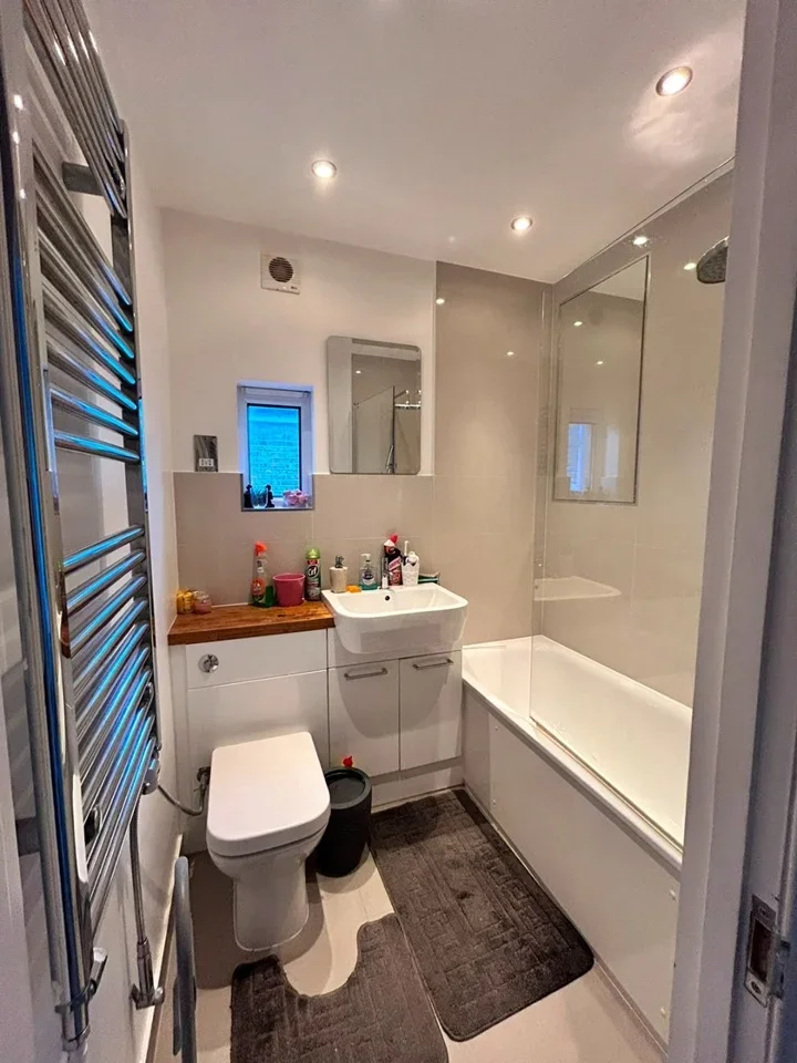 Flat Ellerton Road in Greater London