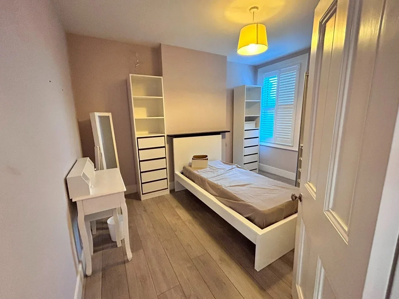 Flat Ellerton Road in Greater London