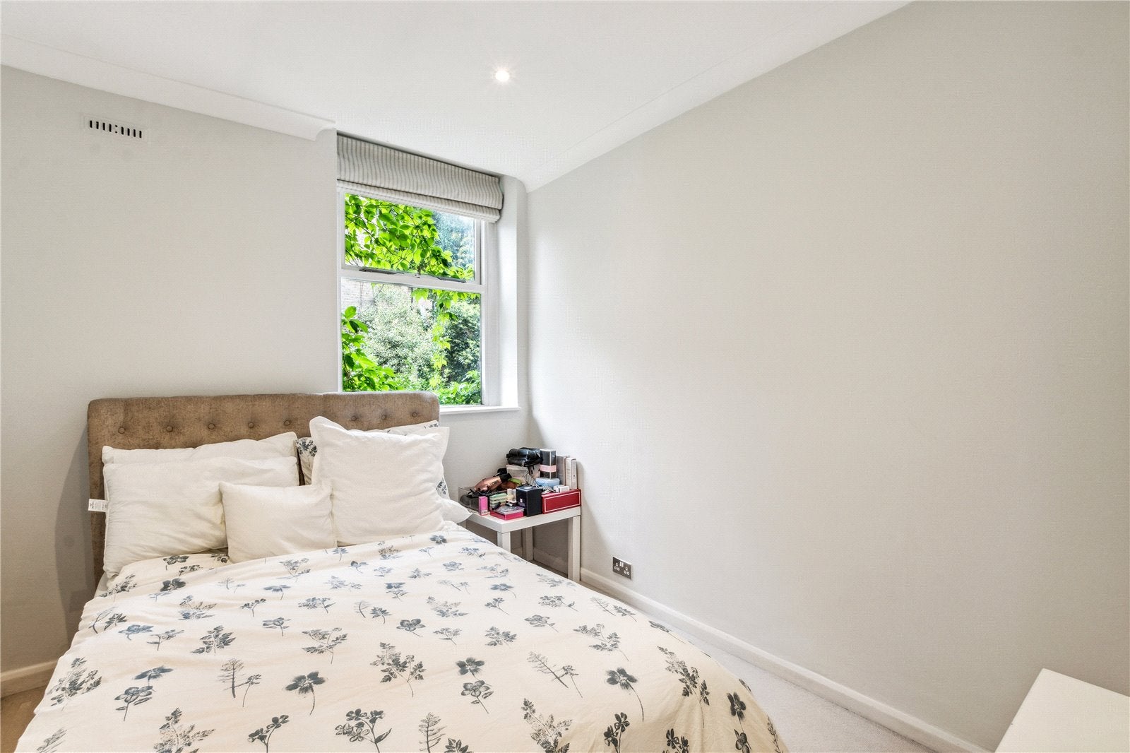 Flat Sinclair Road in Greater London