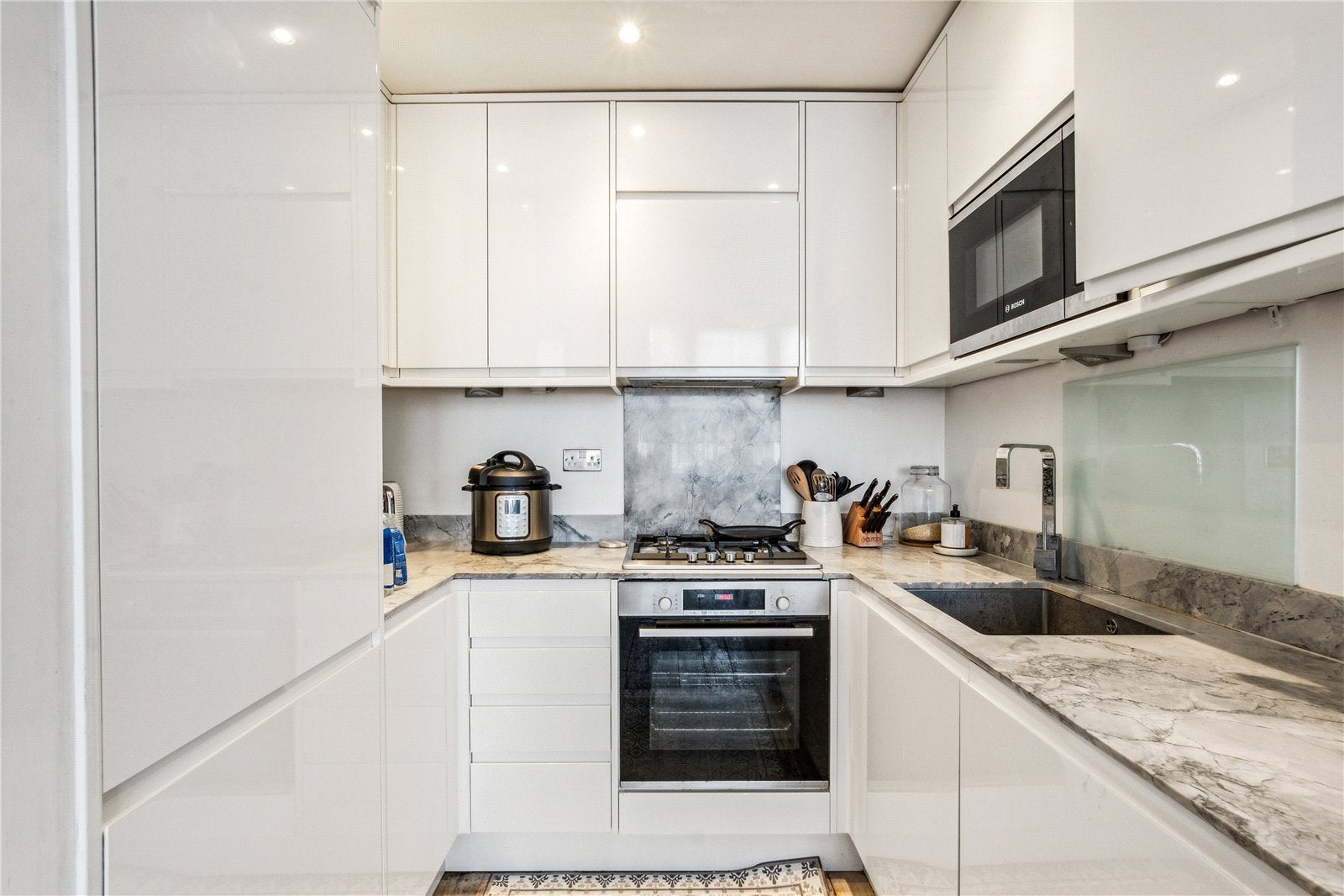 Flat Sinclair Road in Greater London