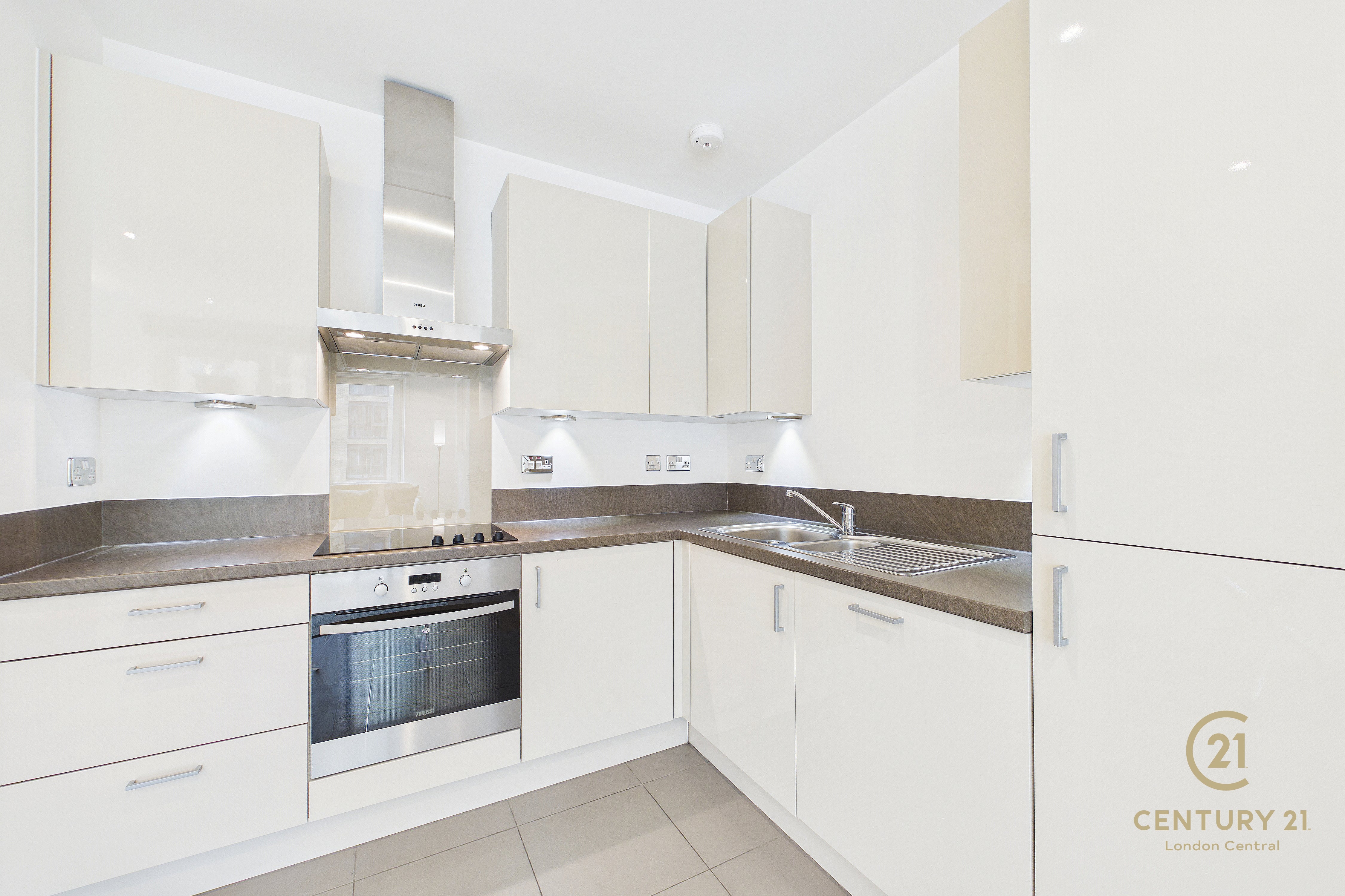 Flat Juniper Drive in Greater London