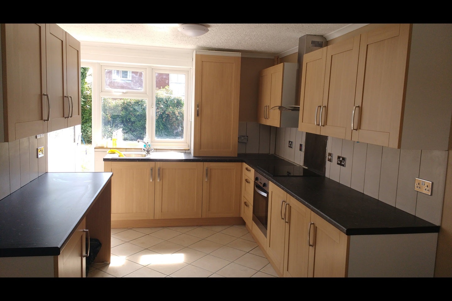 Room Dovedale Crescent in Crawley