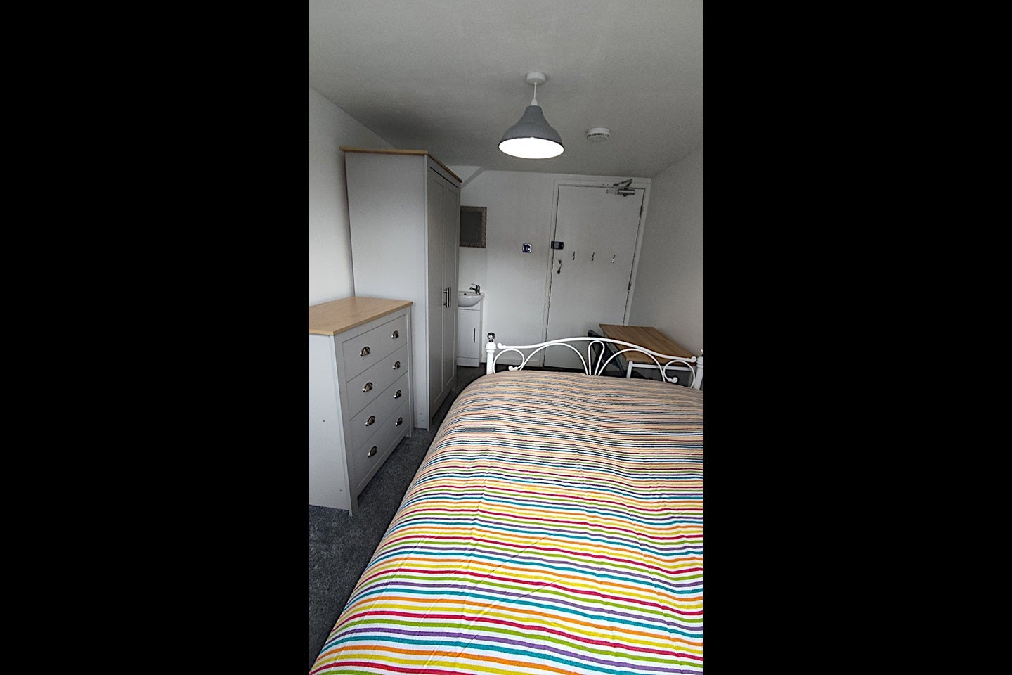 Room Dovedale Crescent in Crawley