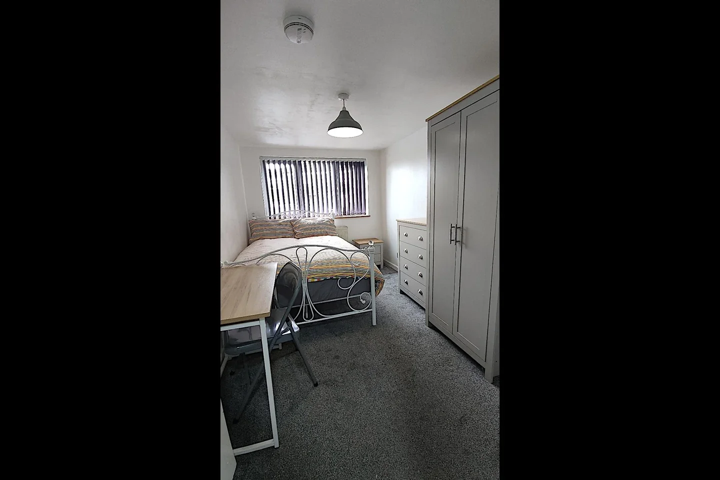 Room Dovedale Crescent in Crawley