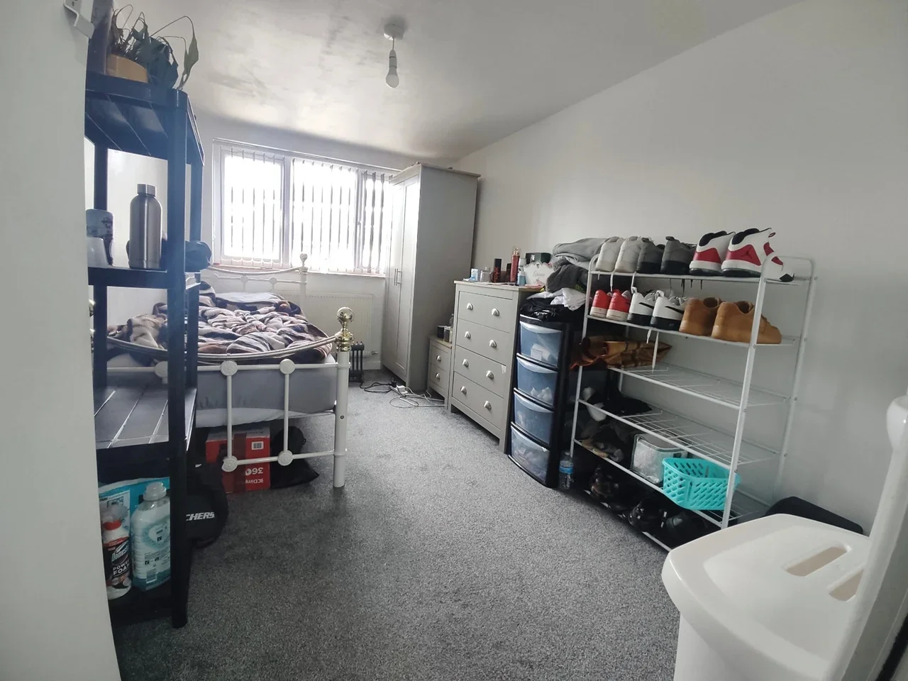 Room Dovedale Crescent in Crawley