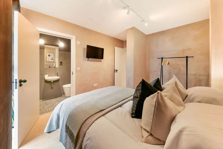Flat Tudor Grove in Greater London