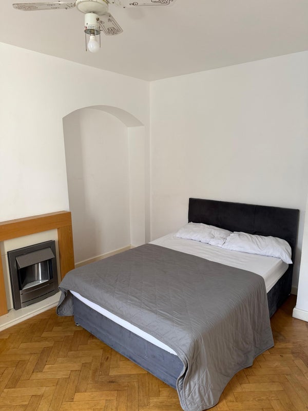 Room Farmfield Road in Greater London