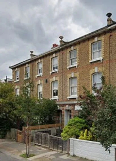 Flat Askew Crescent in Greater London