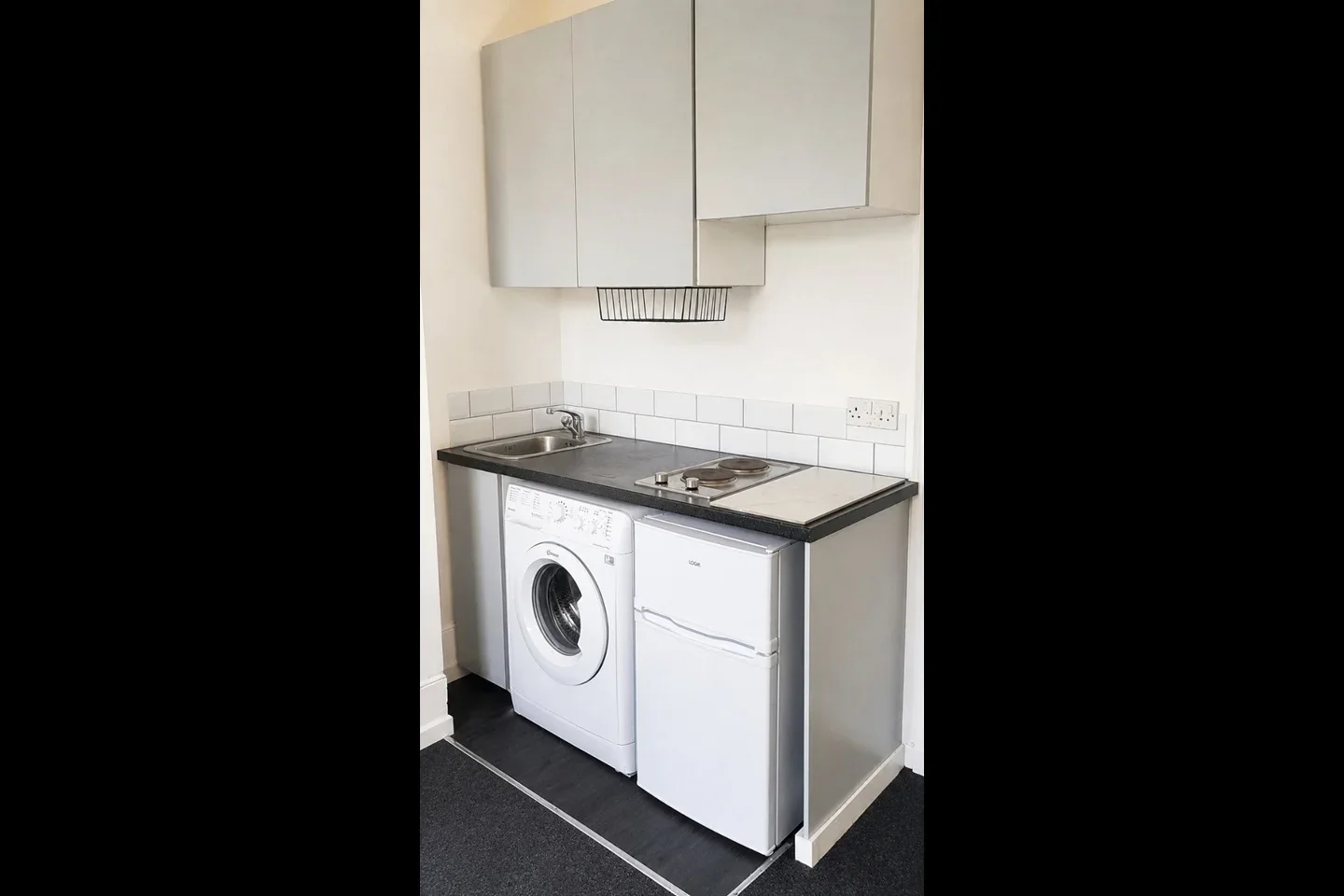 Flat Askew Crescent in Greater London
