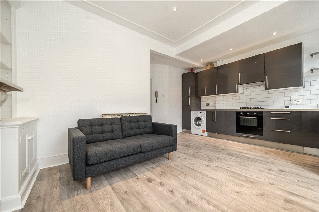 Flat Chantrey Road in Greater London