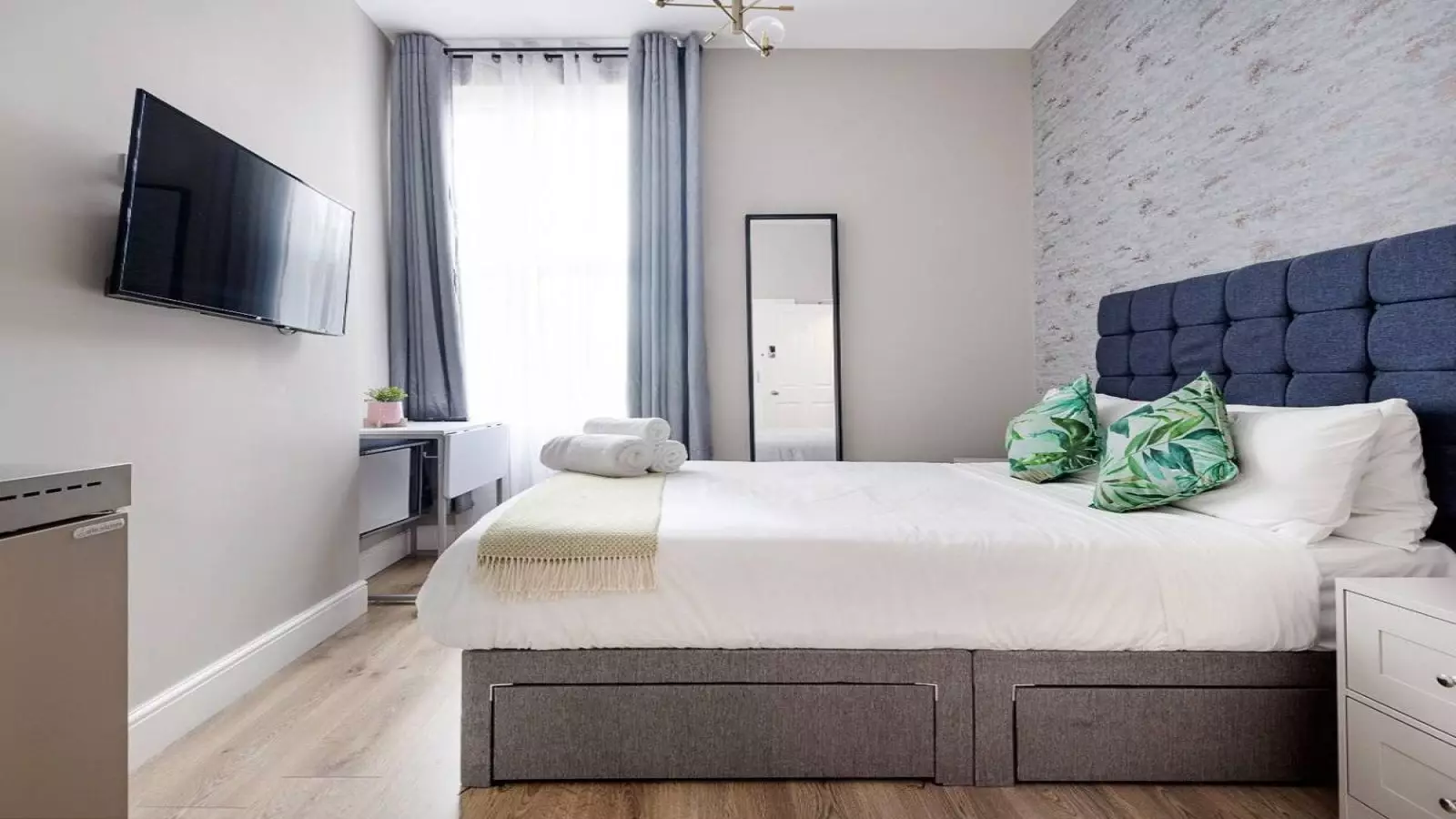 Flat Callcott Road in Greater London