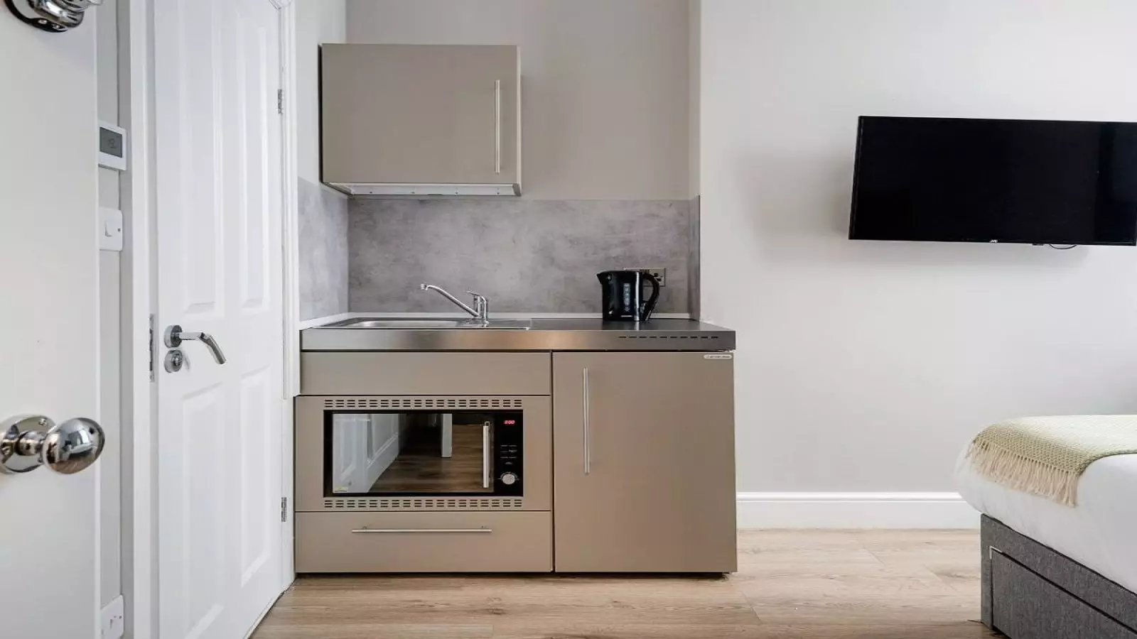 Flat Callcott Road in Greater London