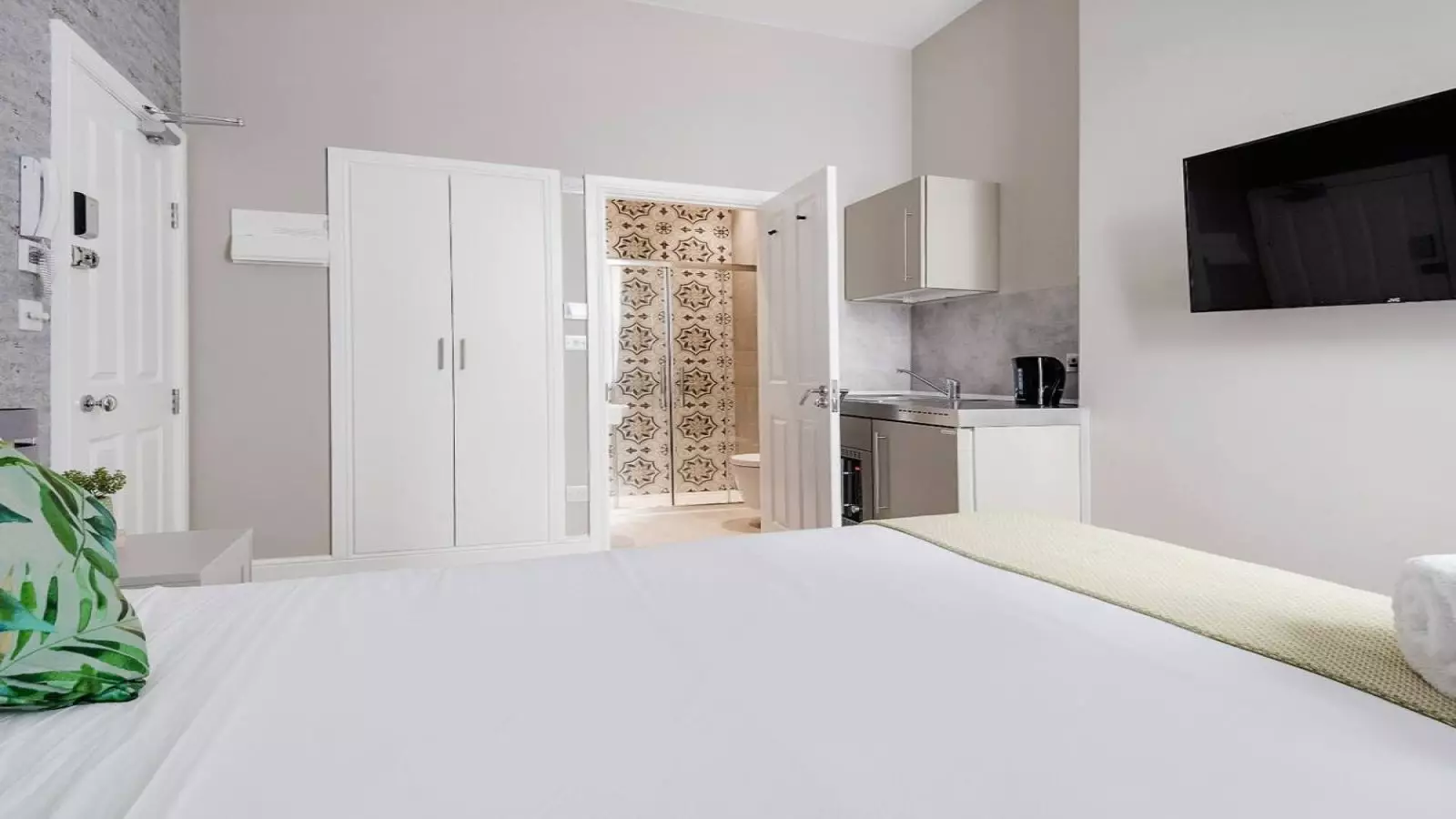 Flat Callcott Road in Greater London
