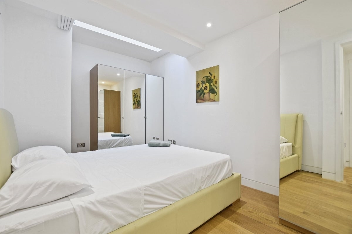 Flat West Cottages in Greater London