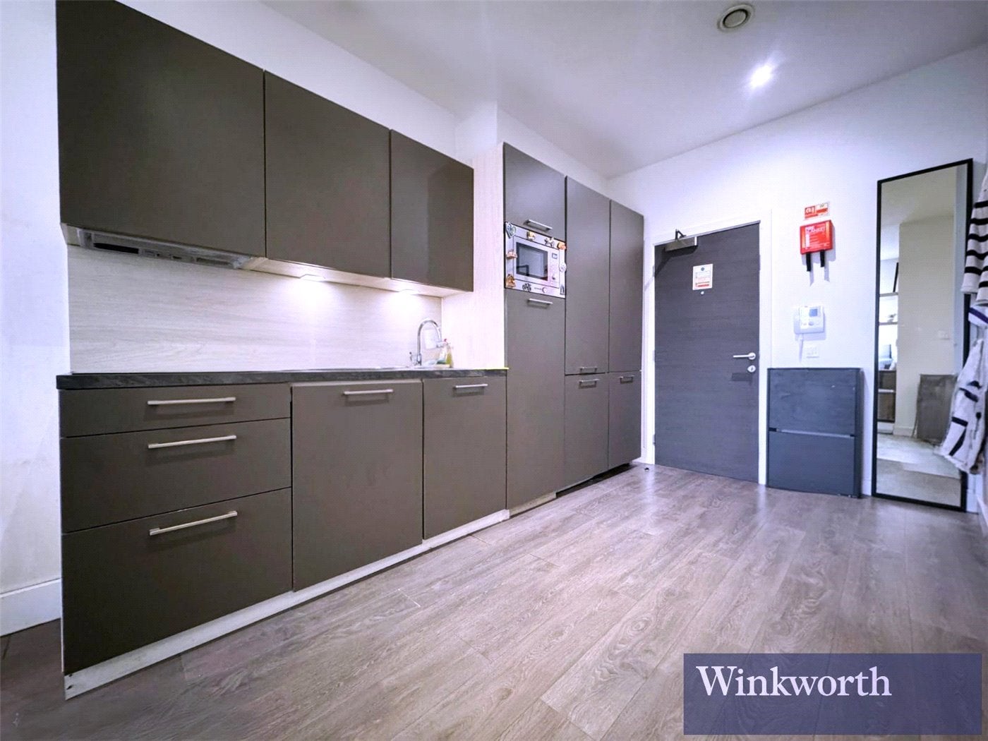 Flat Elmgrove Road in Greater London