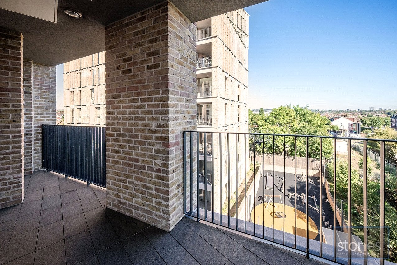 Flat Dudden Hill Lane in Greater London