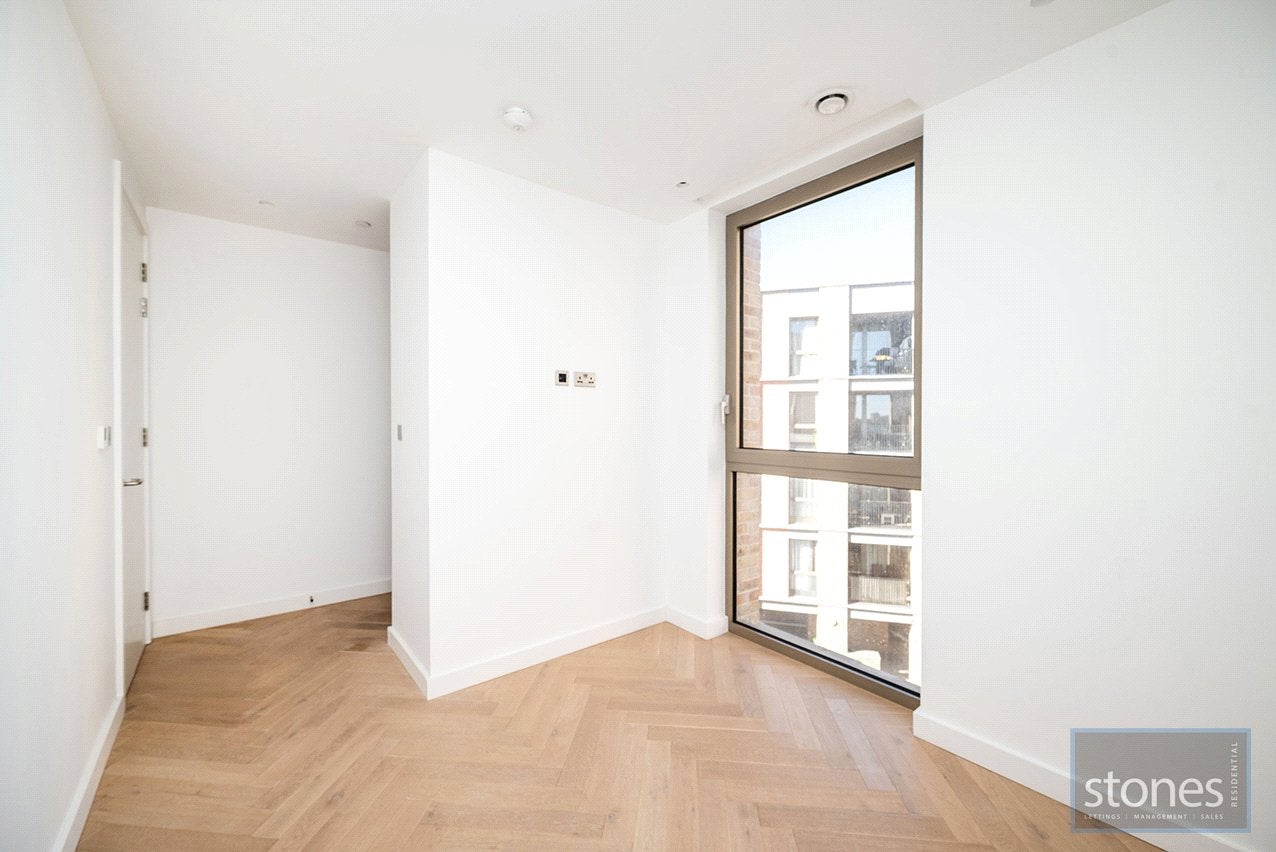 Flat Dudden Hill Lane in Greater London