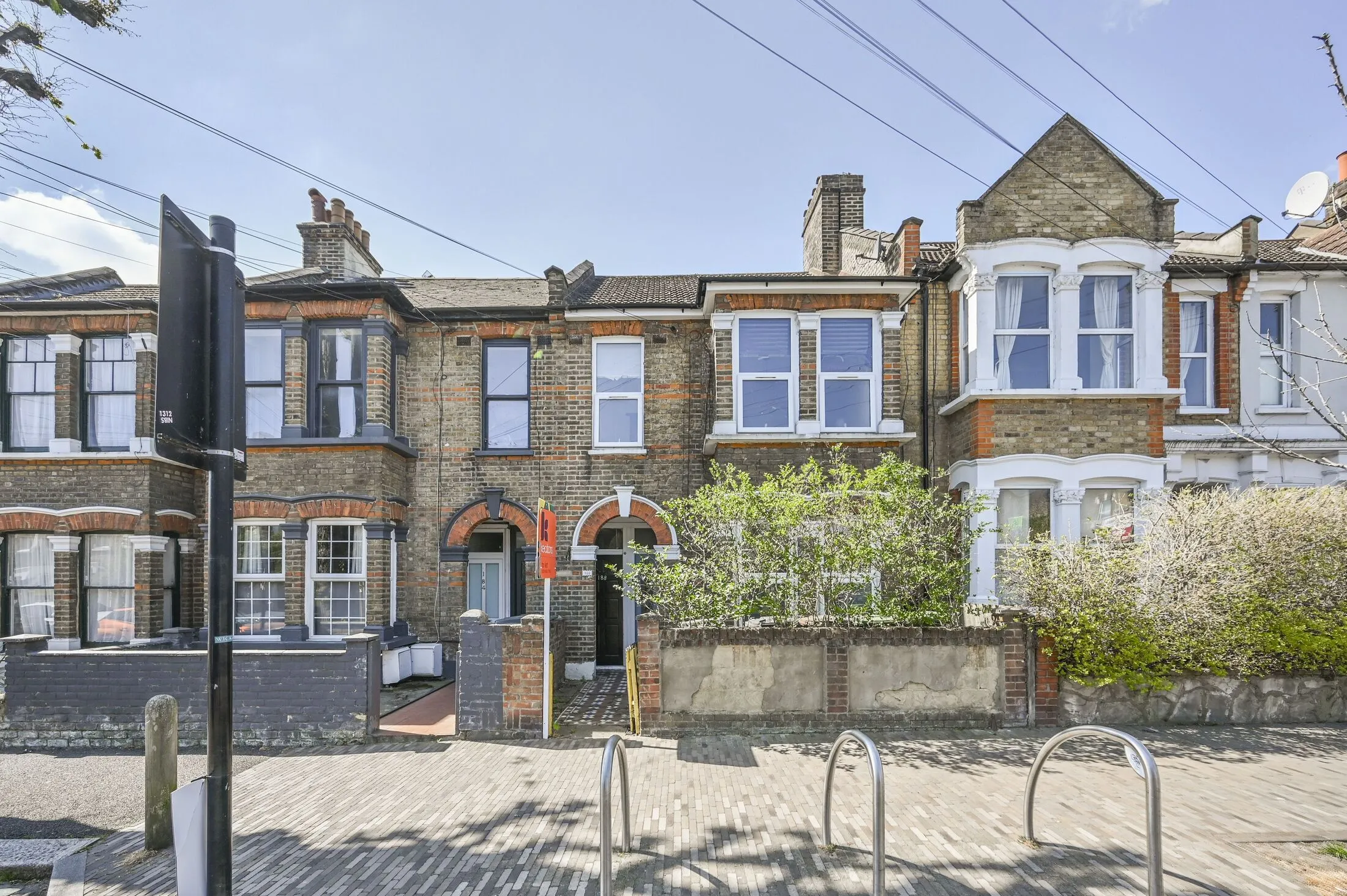 Flat Dawlish Road in Greater London