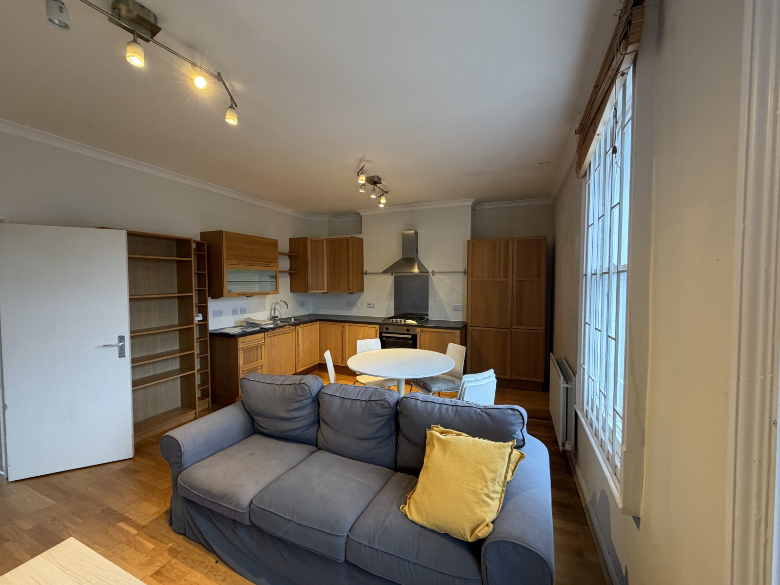 Flat Balham High Road in Greater London