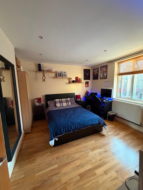 Room West Road in Greater London