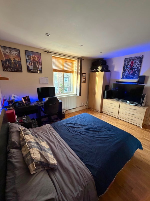 Room West Road in Greater London
