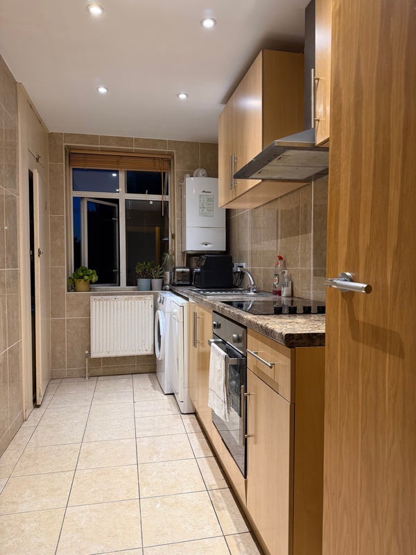 Room West Road in Greater London