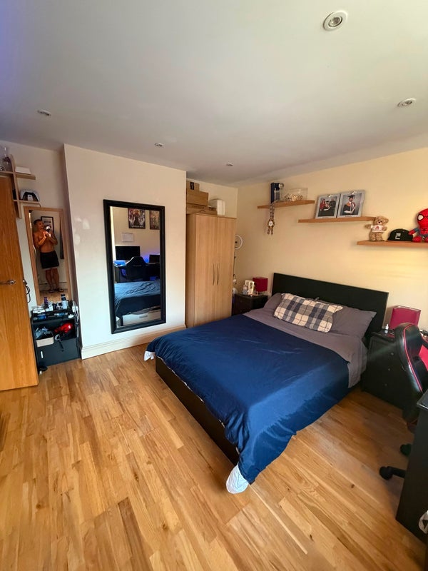 Room West Road in Greater London