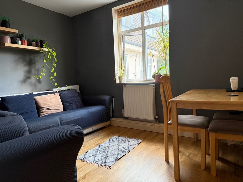 Room West Road in Greater London