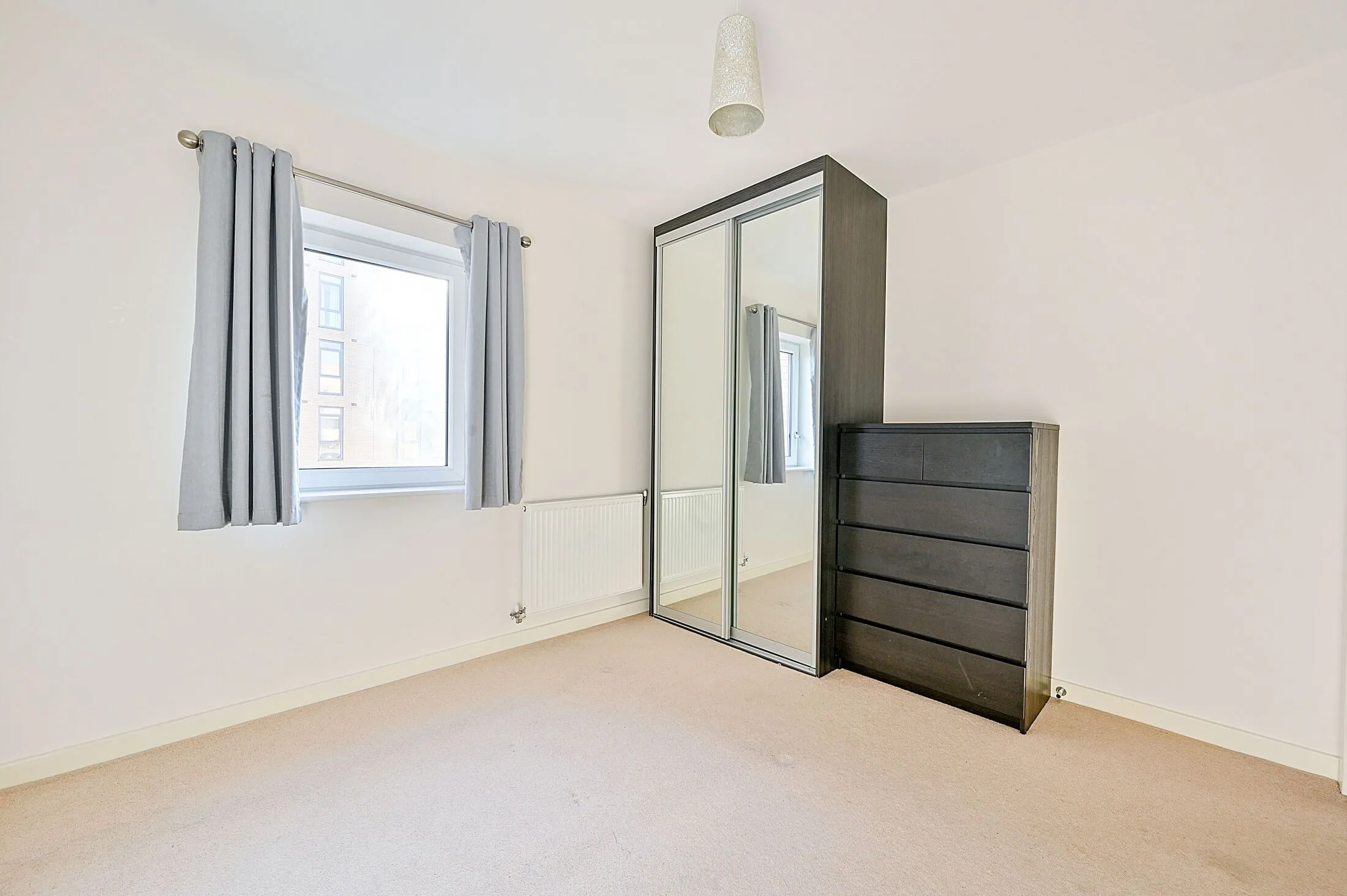 Flat Lakeside Drive in Greater London