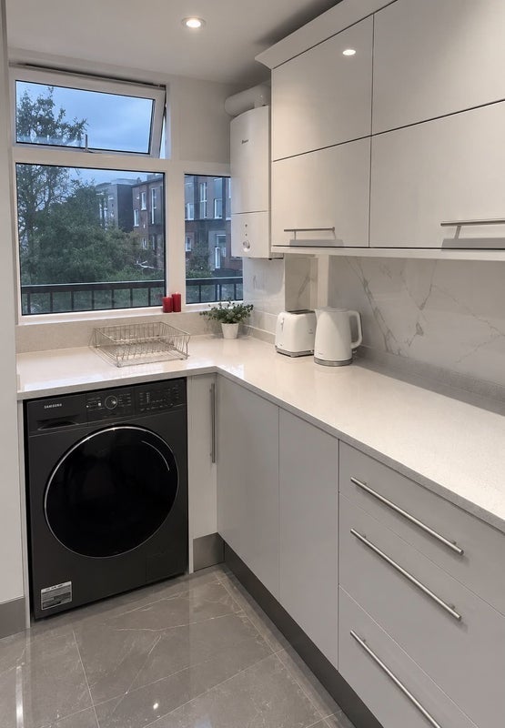 Room Plender Street in Greater London