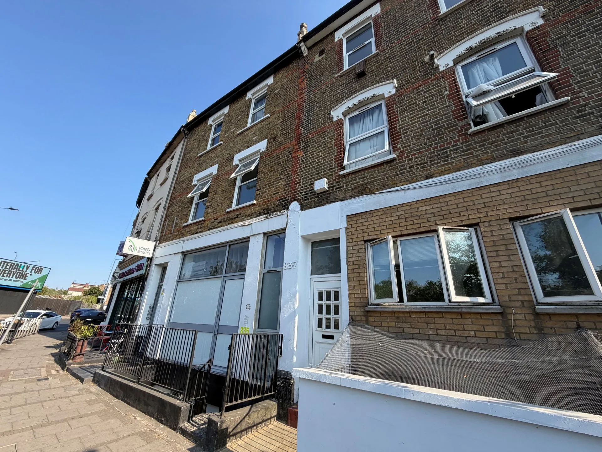 Flat Kenmont Gardens in Greater London