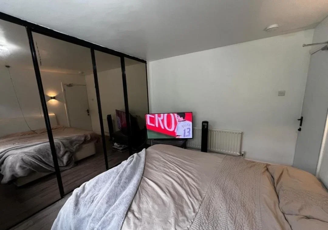 Room Mayfield Close in London