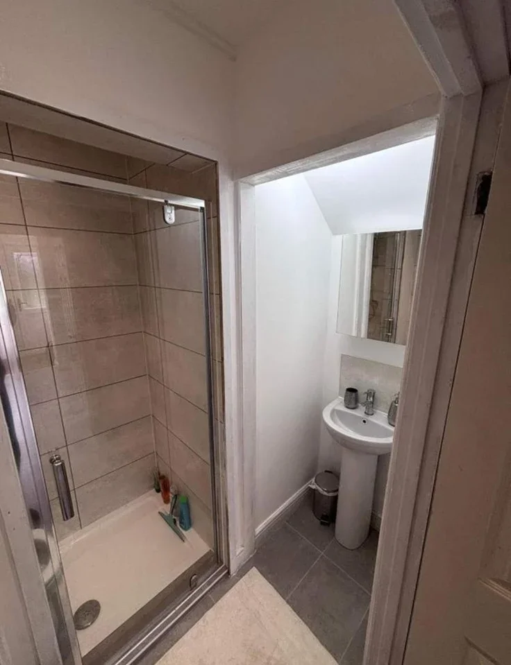 Room Mayfield Close in London