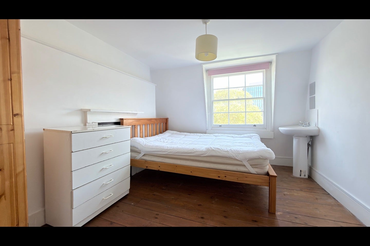 Room College Grove in Greater London