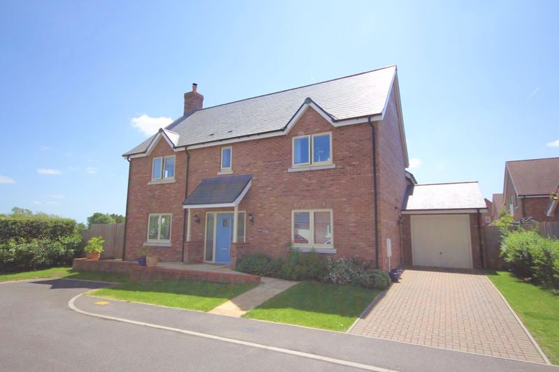 House Elmwood Close in Oakley