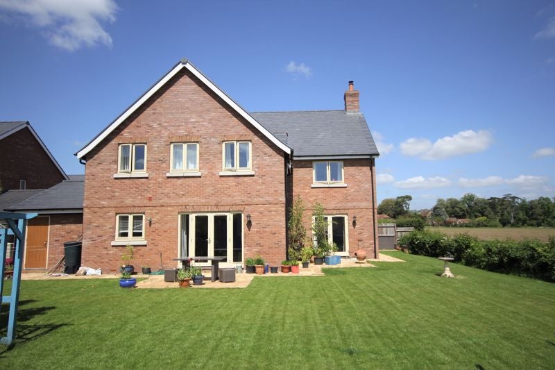 House Elmwood Close in Oakley
