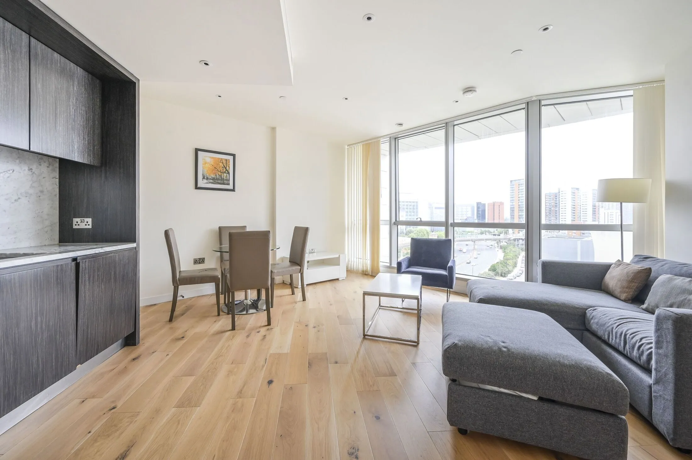 Flat Biscayne Avenue in Greater London
