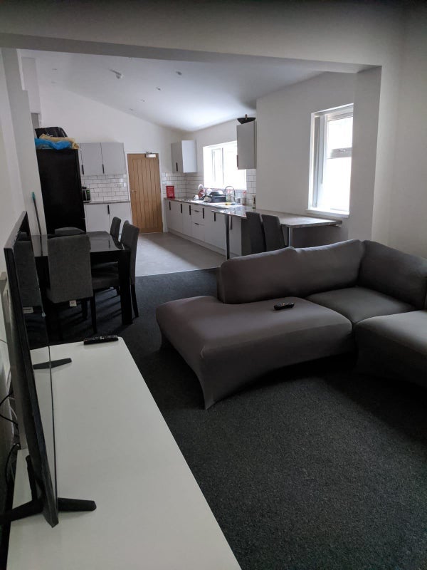 Room Daneshill Road in Leicester
