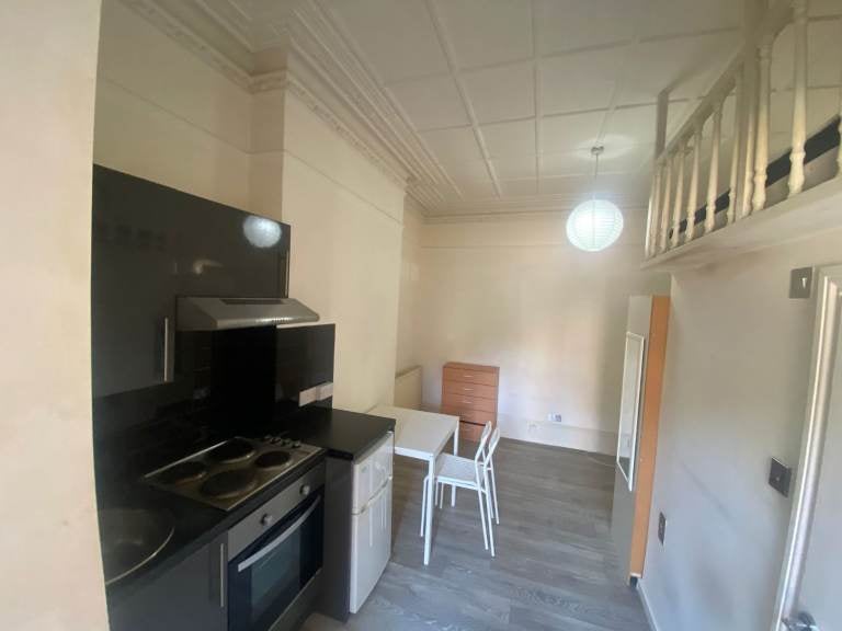 Flat Kenton Road in Greater London