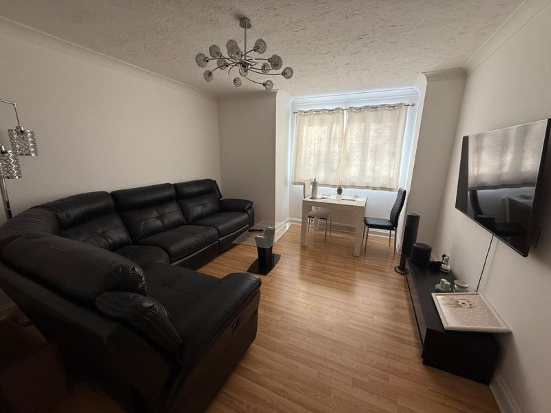 Room Farnham Road in Slough