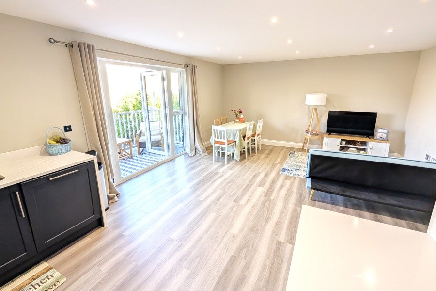 Flat Claremont Avenue in Woking