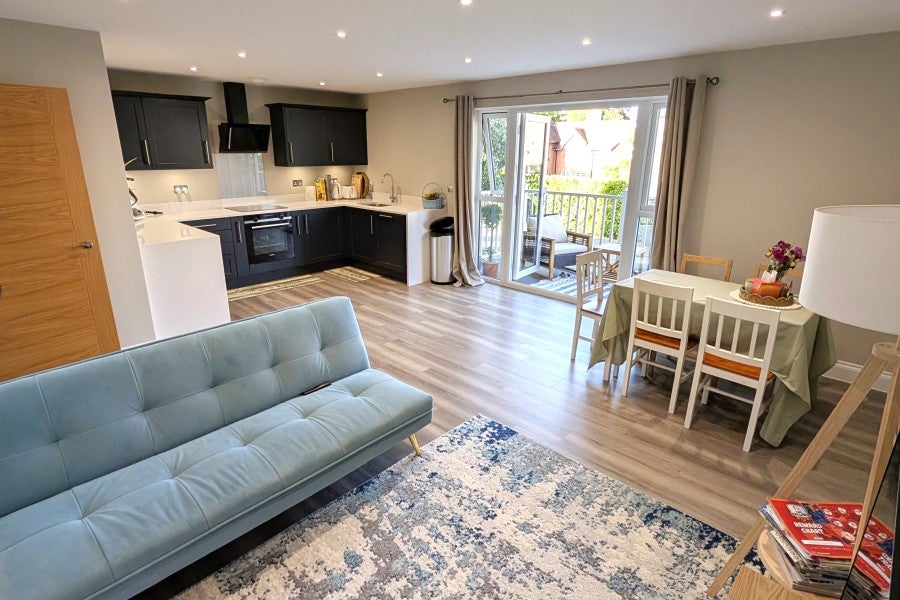 Flat Claremont Avenue in Woking