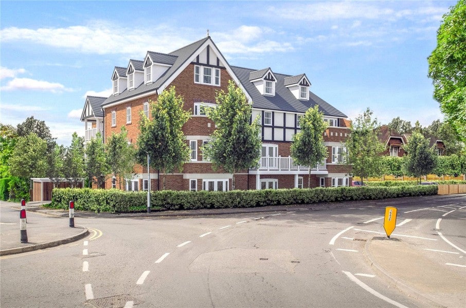 Flat Claremont Avenue in Woking