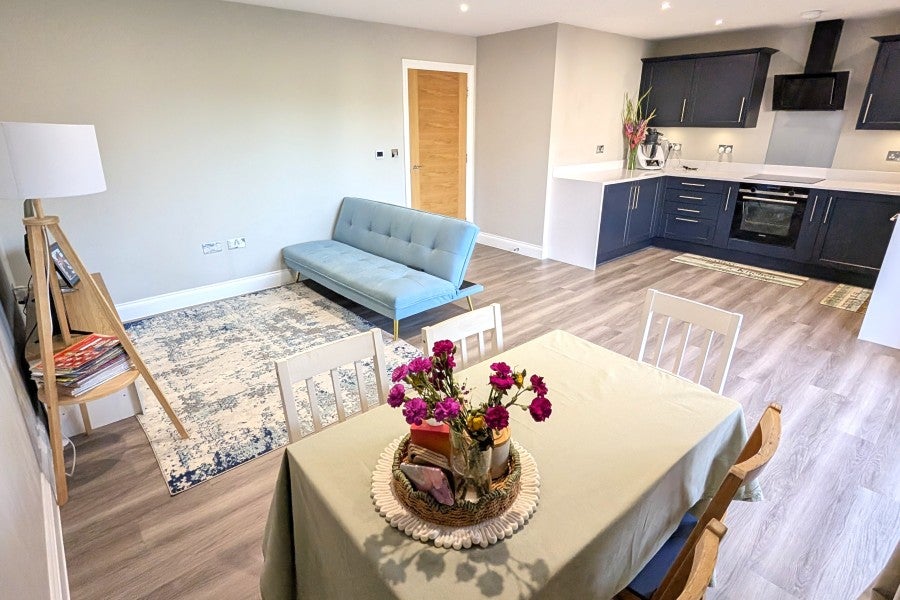 Flat Claremont Avenue in Woking